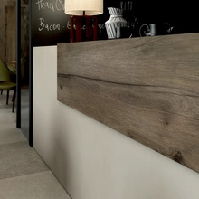 Kronos Wood Side 20x120, geglazuurd keramisch graniet, Italië, hout - interieurfoto 1 - foto 1