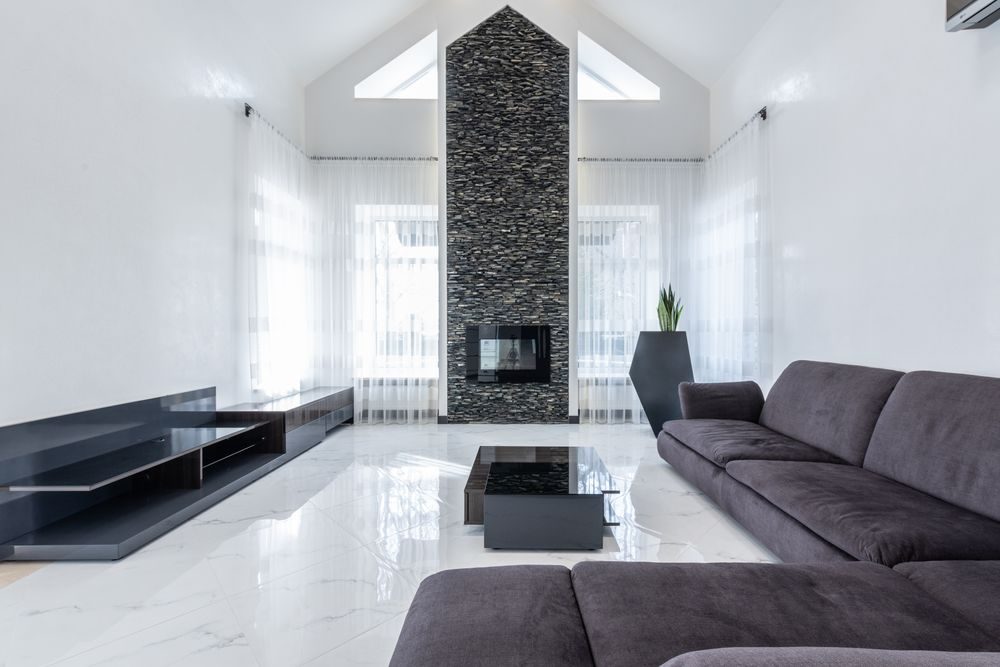 Salon lumineux avec sol en carrelage effet marbre
