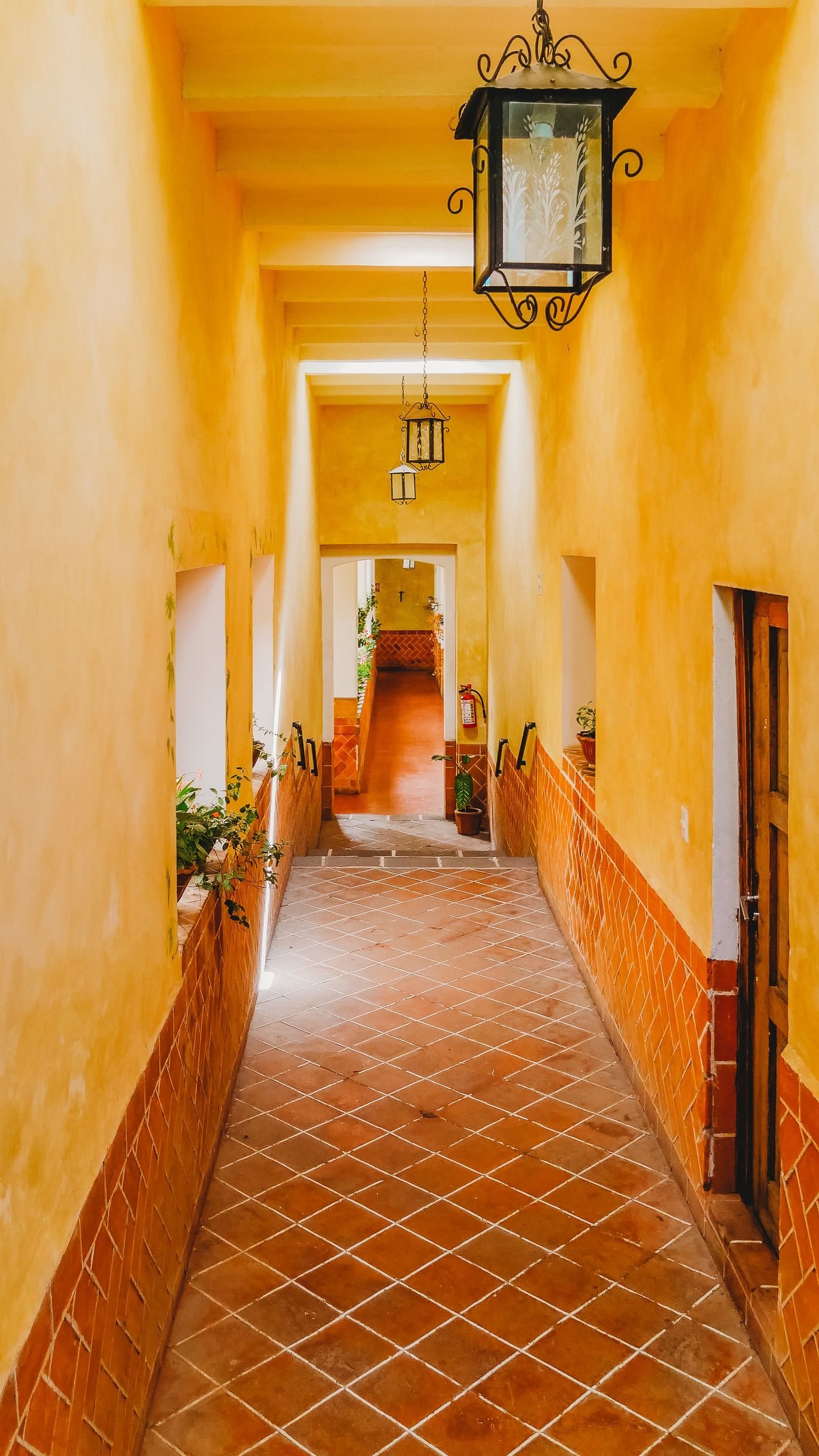 Hall med golvkakel i terrakotta